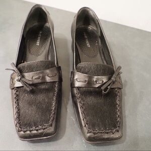 Nine West sz 6.5 black leather and calf fur heeled loafers